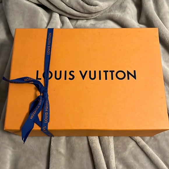 Beautiful, authentic LV heels. Euro size 40. Purchased 02/2020. Worn 4 times. - Picture 6 of 6